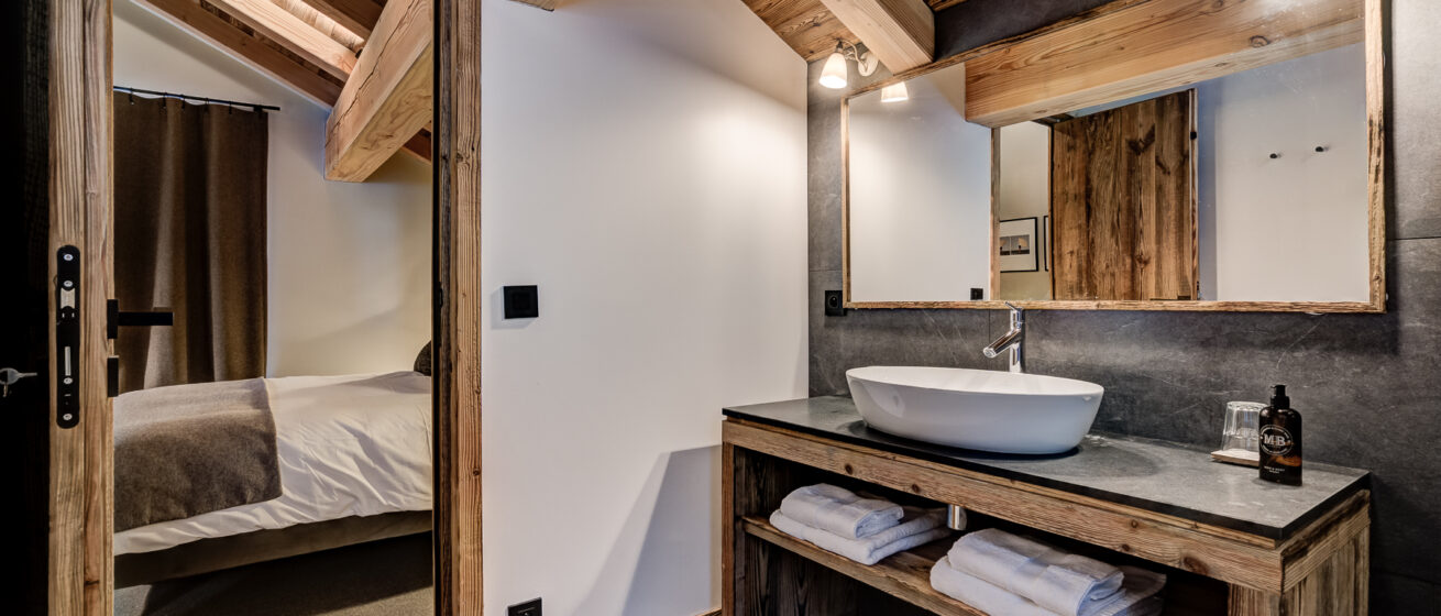 Chalet Bergeronnette, Meribel - double room with en suite bathroom